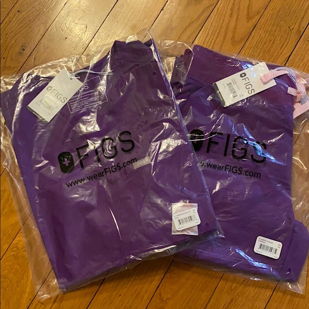 FIGS Ultra Violet Scrubs set (XS)